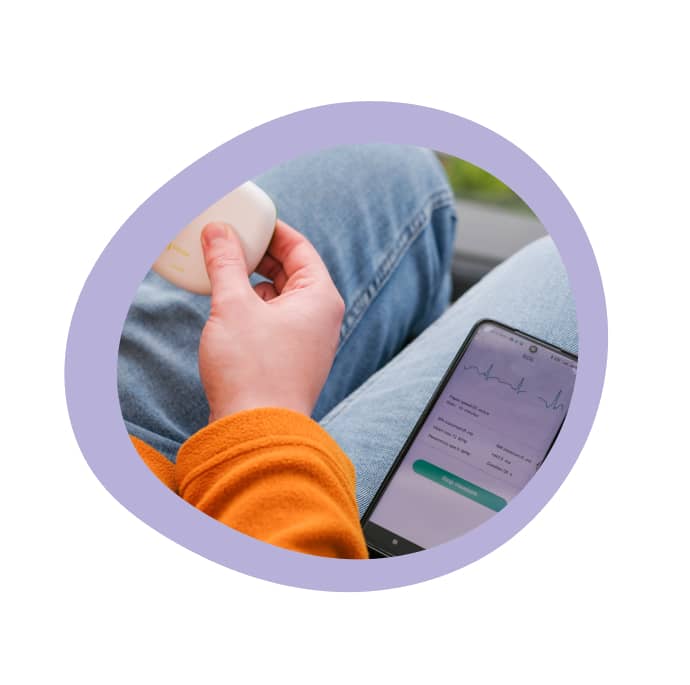img-patient-holding-device